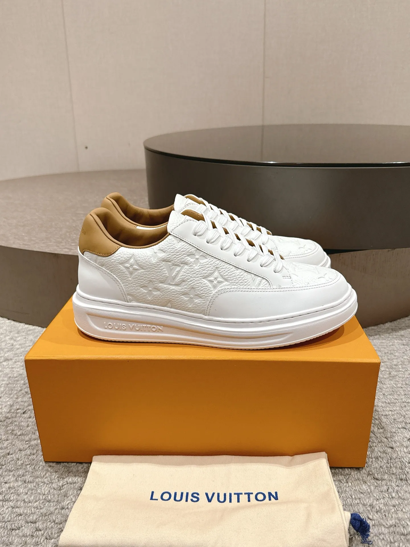 👟👟Ex-factory price 680👟👟 Women's shoes, women's clothing, LV25 new style, white shoes, best-selling models in the counter window, very three-dimensional and beautiful! Personalized printing, three-dimensional printed cowhide fabric...cowhide feet...original 4cm thick sole...Logo hot stamping, matching packaging, code number: 37-44 (45 customized, non-refundable)